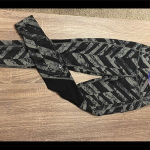 Ivivva grey and black tights, like new condition!